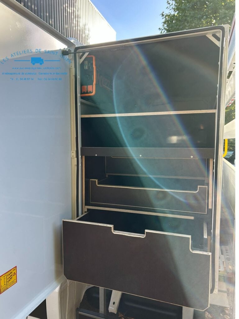 Aménagement sur mesure bois pour coffre dos cabine pour benne ou plateau JPM