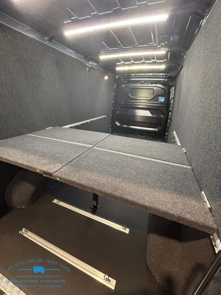 Aménagement moquette complet avec plan de travail rabattable et rails d'arrimages aéroquip