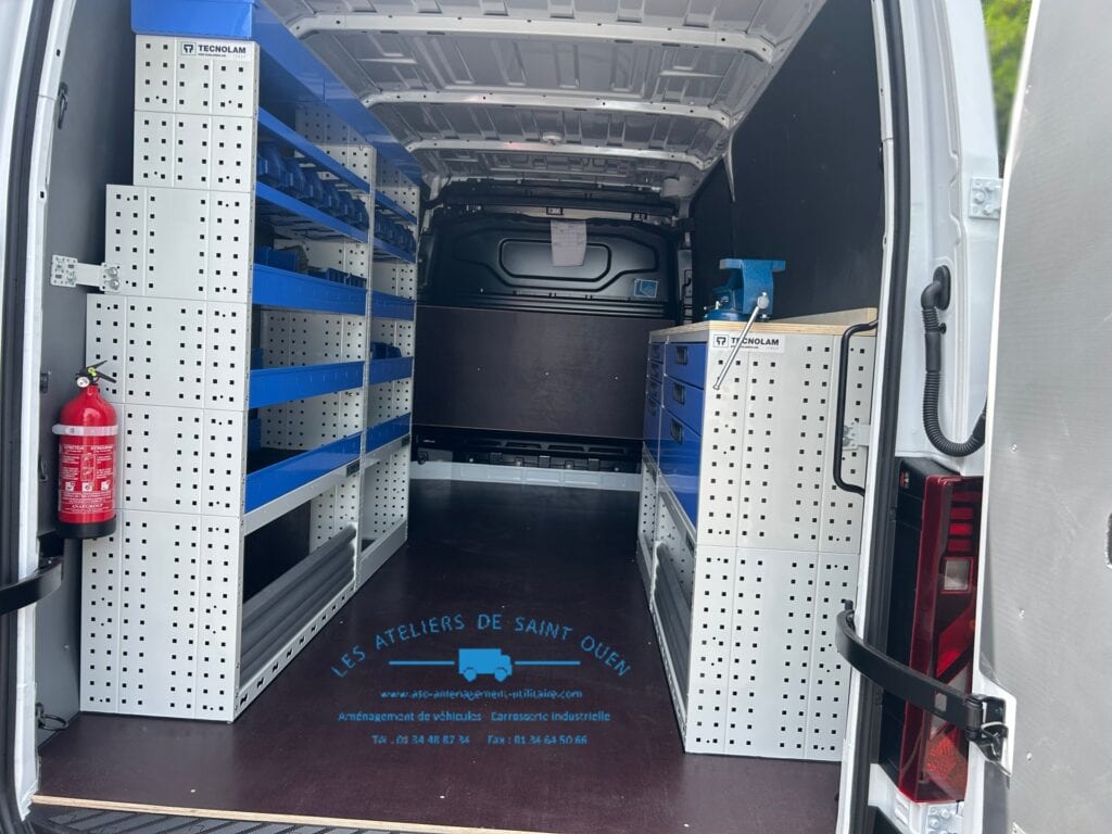 Master équipé d'un habillage polypropylène avec plancher antidérapant et mobilier métallique