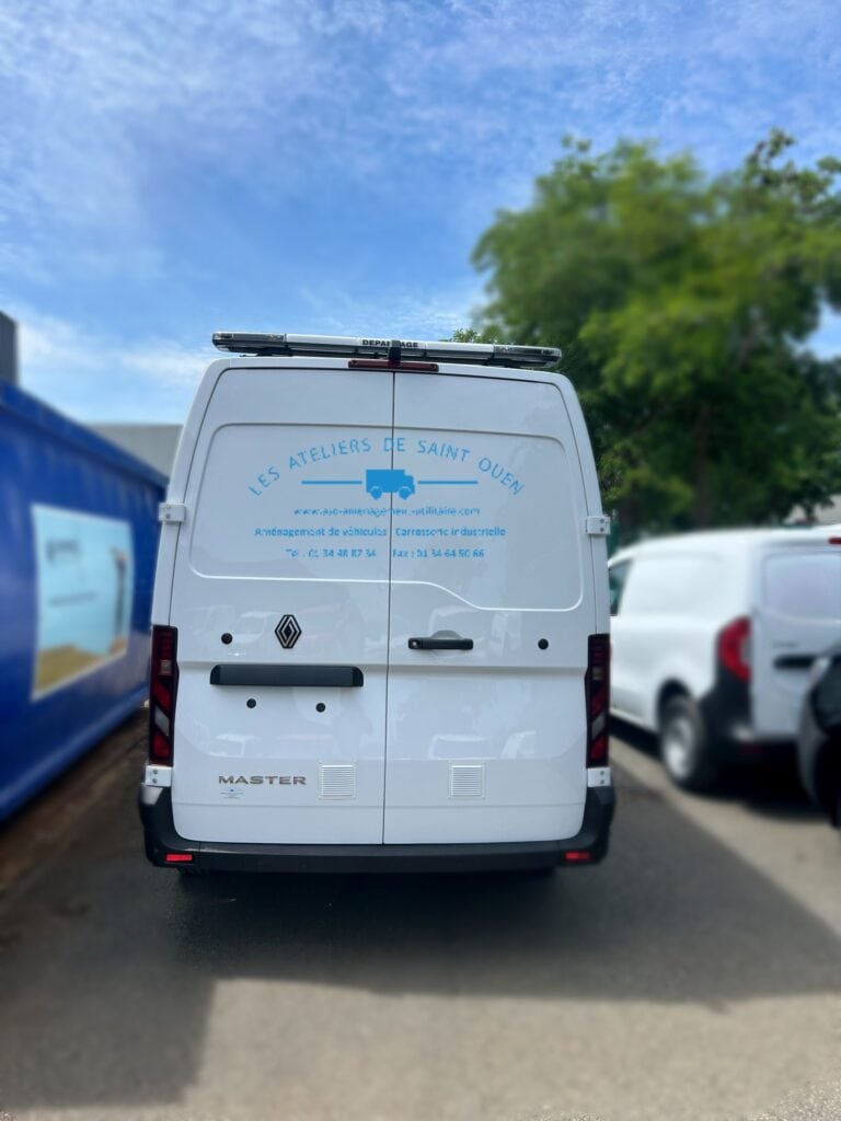 Renault Master avec rampe lumineuse service et grilles d'aération.