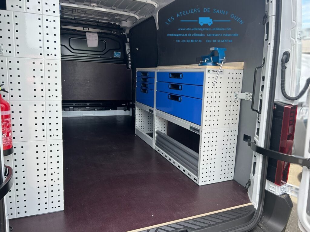 Master véhicule atelier avec habillage polypropylène, plancher antidérapant et mobiliers métallique