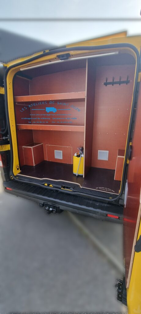Trafic convoie exceptionnel. Rangements dans la partie coffre du véhicule